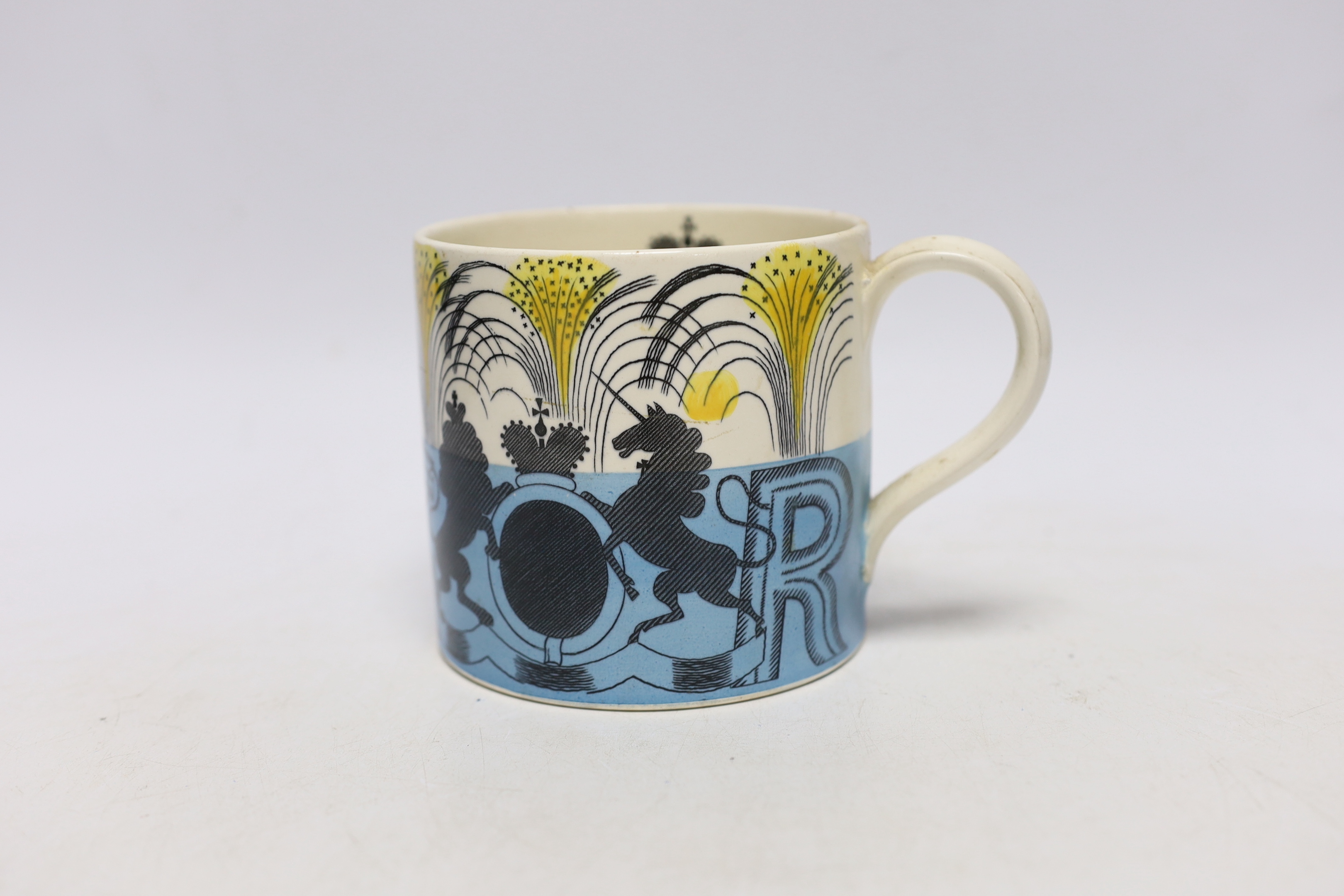 A Wedgwood commemorative mug for George V Coronation by Eric Ravilious, 10.5cm